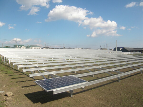太陽光発電所のパネル取り付け作業